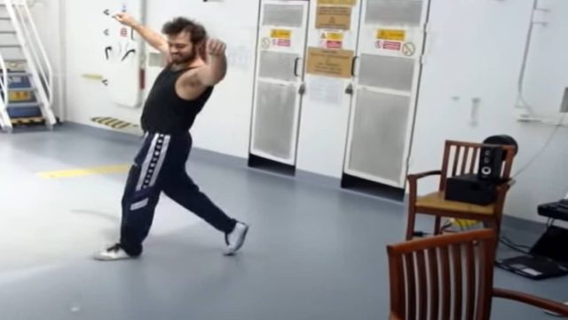 Το “βαρύ” ζεϊμπέκικο στη μέση του Ατλαντικού που ταρακούνησε το πλοίο