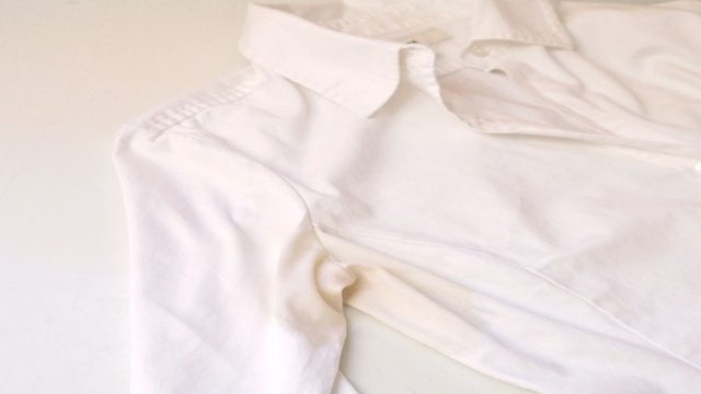 Λεκές ιδρώτα: Με αυτό το μείγμα μαγειρικής σόδας και άλλα 3 υλικά θα εξαφανίσετε τα στίγματα από τα λευκά πουκάμισα
