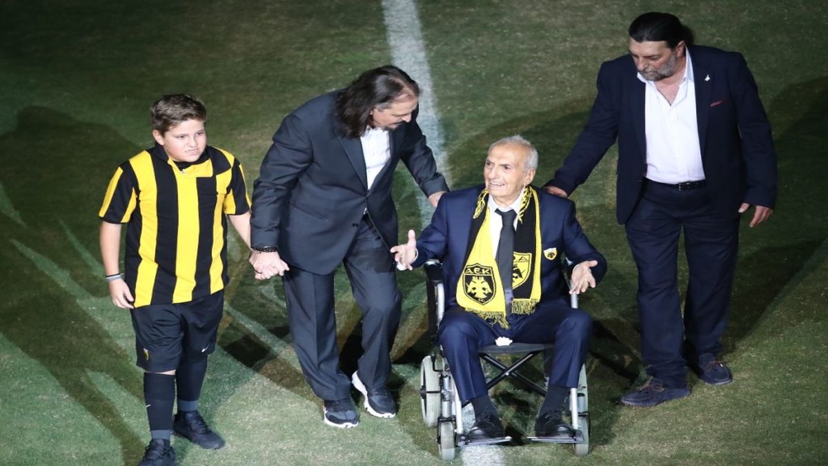 Η απόλυτη απόθεωση για τον θρύλο της ΑΕΚ Κώστα Νεστορίδη – Ξέσπασε σε κλάματα στη μέση του γηπέδου Opap Arena (video)