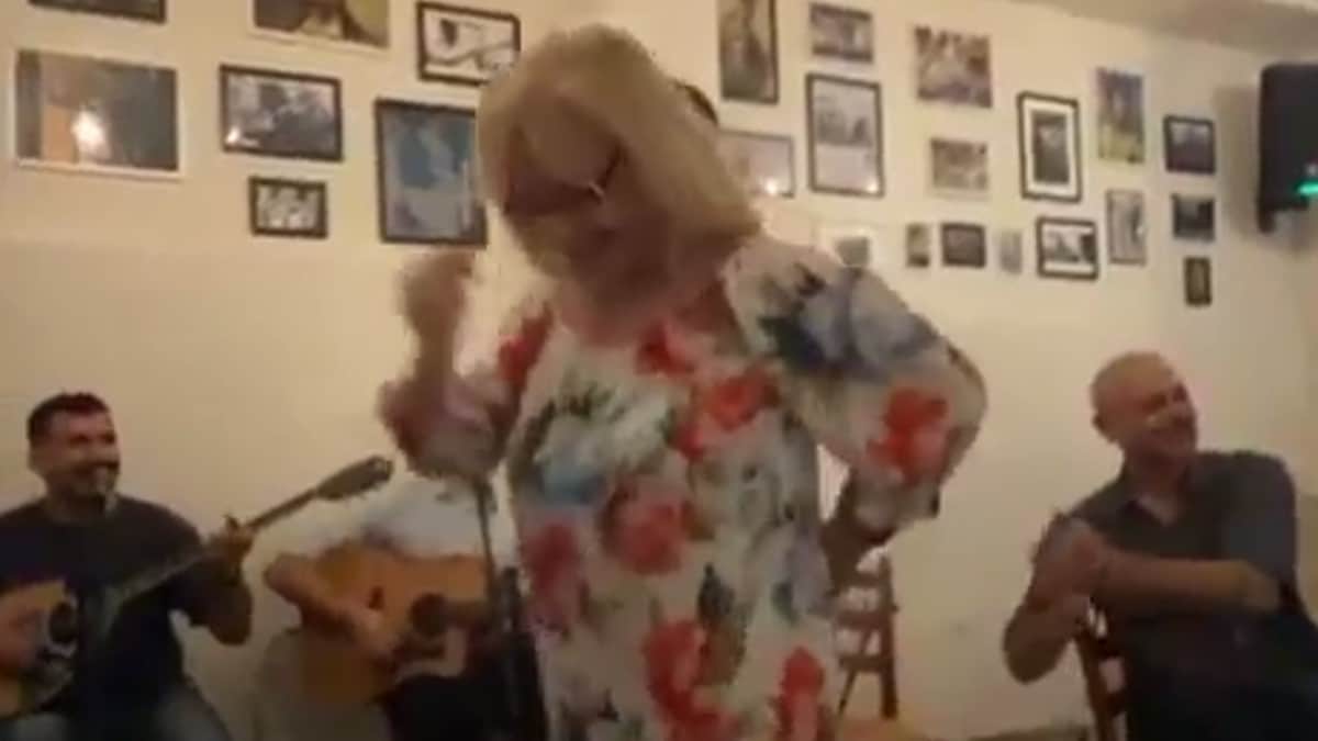 «Γκρέμισε» την πίστα η Αγγελική Νικολούλη: Άφησε το «Φως στο Τούνελ» και έπιασε το ζεϊμπέκικο (Video)