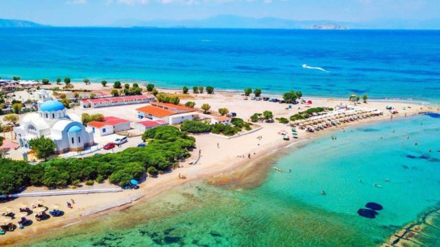 Ακτές που θυμίζουν Ιόνιο, φτάνεις με 12€: Το νησί μια ανάσα απ’ την Αθήνα είναι η ωραιότερη λύση για τα διήμερα του Σεπτέμβρη (video)