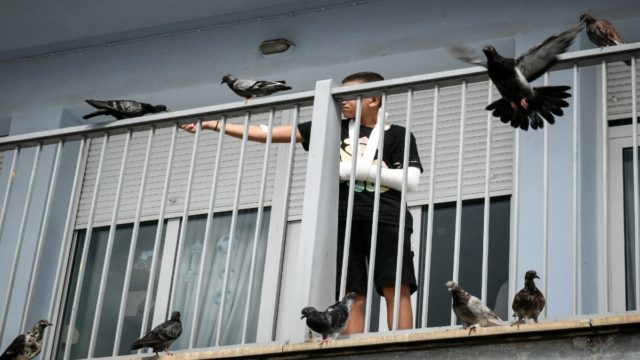 Η φωτογραφία της ημέρας: Τραυματισμένο αγόρι παίζει με περιστέρια στο Νοσοκομείο Παίδων «Αγία Σοφία»