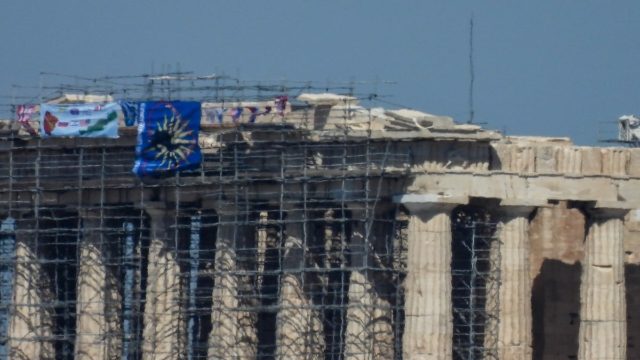 Θρίλερ στον Ιερό Βράχο της Ακρόπολης: Άνδρας απειλεί να πέσει από τον Παρθενώνα – Σπεύδει διαπραγματευτής της ΕΛ.ΑΣ.