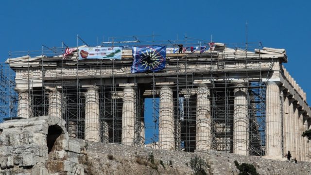 Δραματικές ώρες με τον άνδρα που ανέβηκε στον Παρθενώνα: Ο ίδιος ζητά να συναντήσει τον πρωθυπουργό (video)