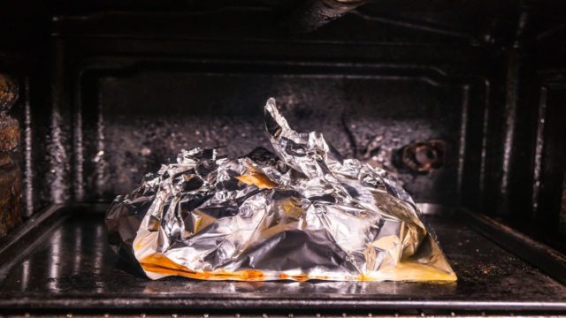 Άμεσος κίνδυνος για την υγεία: Το λάθος με το αλουμινόχαρτο στον φούρνο