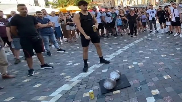 Χαμός στο Μοναστηράκι με τον… χρυσό αλτήρα: «Όποιος τον σηκώσει παίρνει 100 ευρώ» (Video)