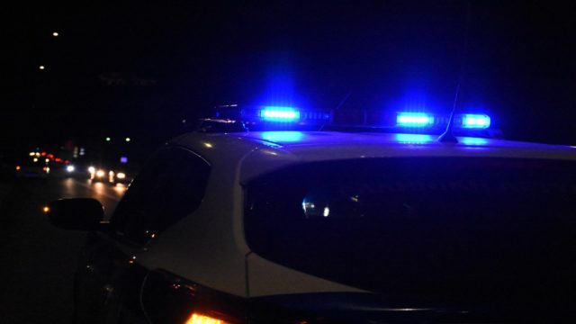 Συναγερμός στην Πάτρα: Άνδρας απειλεί σε πλατεία με τσεκούρι – Διαπραγματευτής κατέφθασε στο σημείο