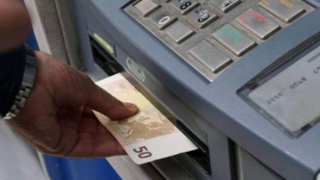 Πριν πατήσει το κουμπί στο ΑΤΜ του έβγαλε 300 ευρώ! Αυτό πρέπει να κάνετε και εσείς για να μην… μπλέξετε!