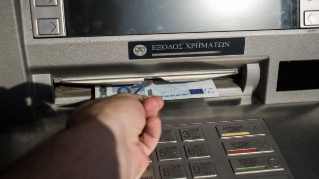 Μεγάλη απάτη – Πήγε να “σηκώσει” 600 ευρώ από το ΑΤΜ και αντί για αυτό του αφαιρέθηκαν