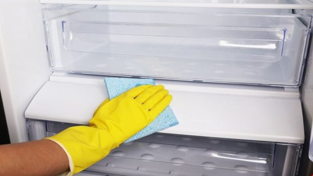 Καθαρίστε το ψυγείο από κάτω με 5 βήματα και χωρίς κόπο