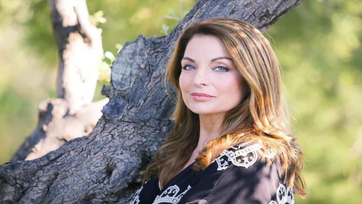 Με λουλούδια και γεμάτο πινάκες – Φωτογραφίες από το σπίτι της ηθοποιού της Γης της Ελιάς, Άντζελας Γκερέκου