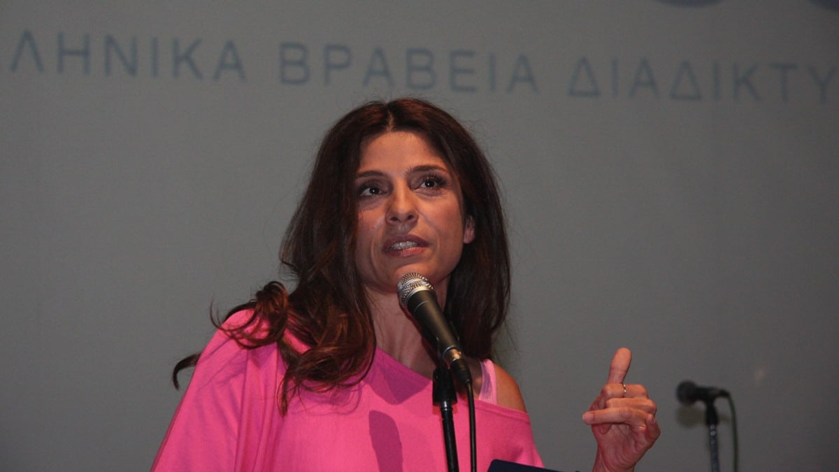 Όταν ξεκινούσε την καριέρα της: Δείτε την Πόπη Τσαπανίδου σε ηλικία 16 ετών! (photo)
