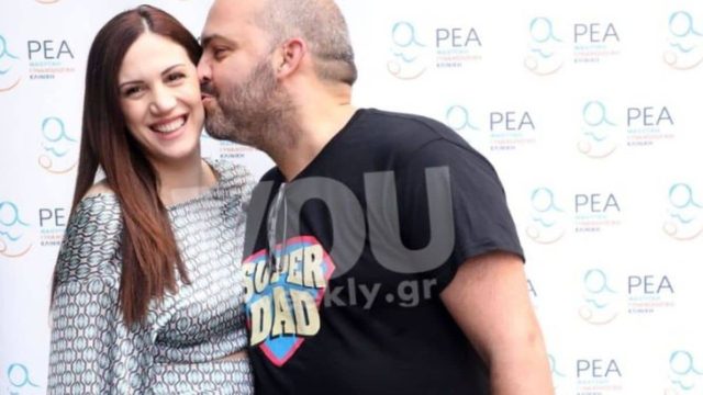 Σε πελάγη ευτυχίας – Αποκλειστικές φωτογραφίες του Μάνου Μαγιάτη, της συντρόφου του και της κορούλας τους έξω από το μαιευτήριο