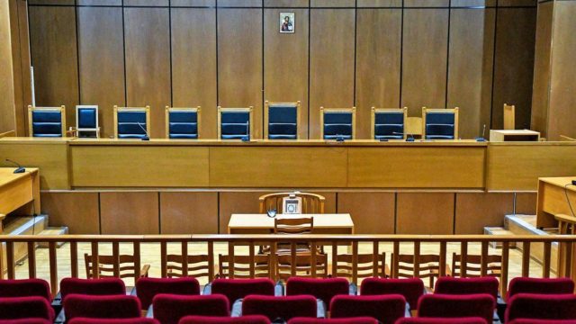 Σοκ στα Χανιά: Επιτέθηκε με μαχαίρι σε δικηγόρο στα δικαστήρια