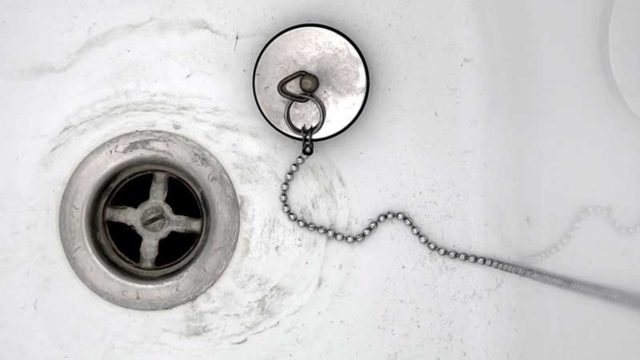 Σιφόνι κουζίνας και μπάνιου: Το θαυματουργό κόλπο με μαγειρική σόδα και 1 ακόμα υλικό για να τα ξεβουλώσετε