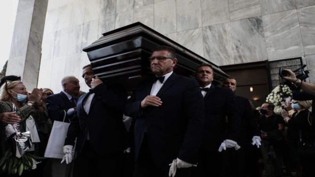 Σπαραγμός πάνω από το φέρετρο της Μάρθας Καραγιάννη – Ανατριχιαστικές εικόνες από την κηδεία (φωτο)
