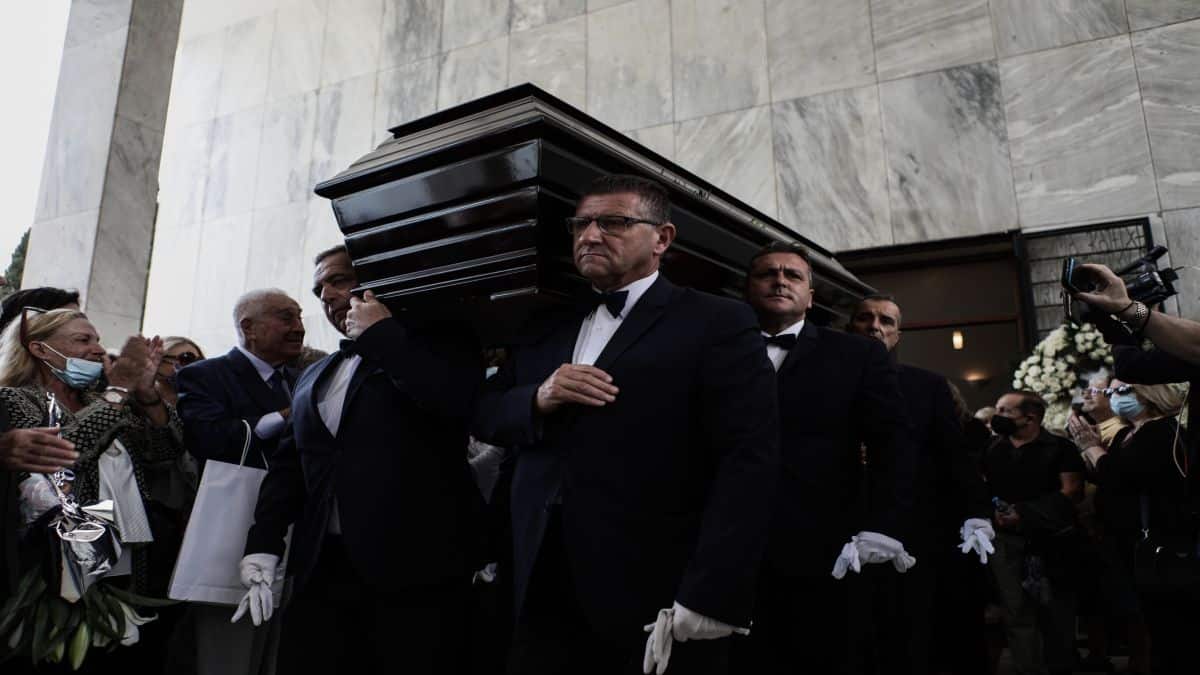 Σπαραγμός πάνω από το φέρετρο της Μάρθας Καραγιάννη – Ανατριχιαστικές εικόνες από την κηδεία (φωτο)