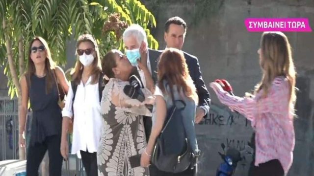 Ρομά γυναίκα πήρε αγκαλιά και φίλησε τον Πέτρο Φιλιππίδη έξω από τα δικαστήρια! (video)