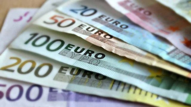 Καθοριστικές αλλαγές σε μισθούς και συντάξεις – Ποιοί θα δούν αύξηση στο εισόδημά τους το 2023;