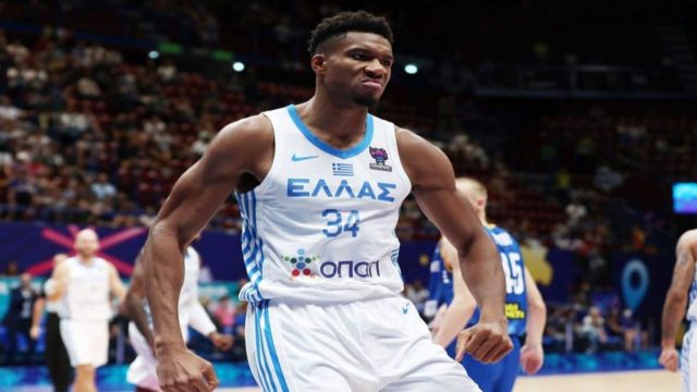 Eurobasket / Ελλάδα – Ουκρανία: “Σίφουνας” Αντετονκούμπο με ρεκόρ καριέρας οδήγησε στη νίκη την Ελλάδα με 4/4
