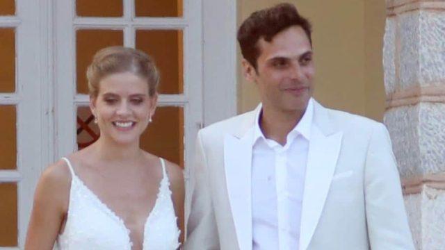 Ασύλληπτη γκάφα: Η σύζυγος του Παπαγεωργίου στον Γλυκάνισο έβαλε το… νυφικό της Δανάης Μιχαλάκη