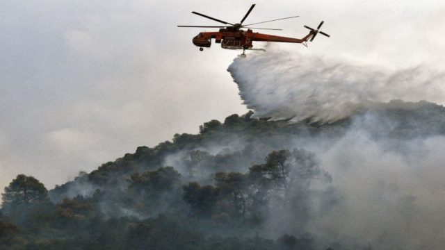 Φωτιά στην Αφροξυλιά Ναυπακτίας – Προσπάθεια να μη φτάσει στα σπίτια