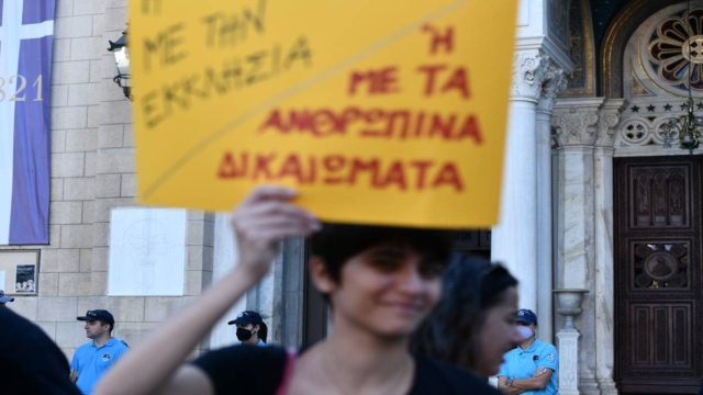 «Δική μου μήτρα, δική μου επιλογή»: Διαμαρτυρία γυναικών στην Μητρόπολη για την εγκύκλιο ενάντια στις αμβλώσεις (photos)