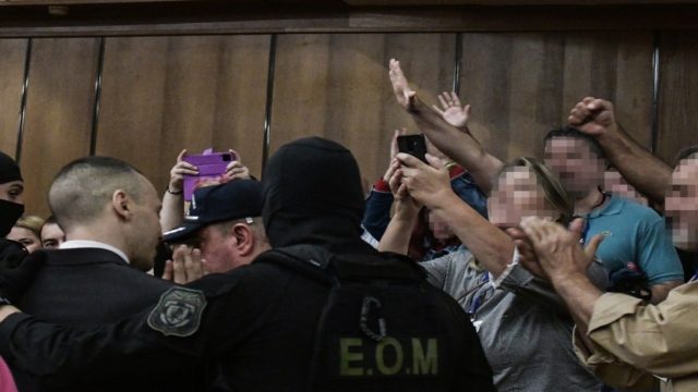 Θλιβερές εικόνες στη δίκη της Χρυσής Αυγής: Ναζιστικοί χαιρετισμοί από οπαδούς του Κασιδιάρη – Ερωτήματα για τη στάση της αστυνομίας (photos)