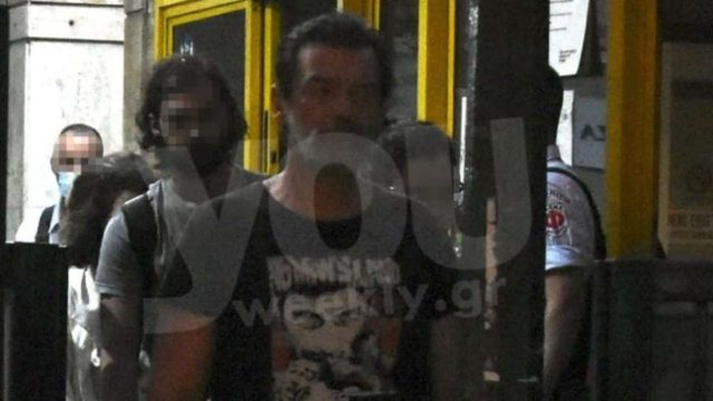 Ράκος ο Κωσταντίνος Καζάκος: Μαυροφορεμένος έξω από το νοσοκομείο που πέθανε ο πατέρας του!
