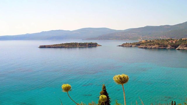 Το ελληνικό νησί με τα μυστηριώδη μηνύματα στα βράχια του