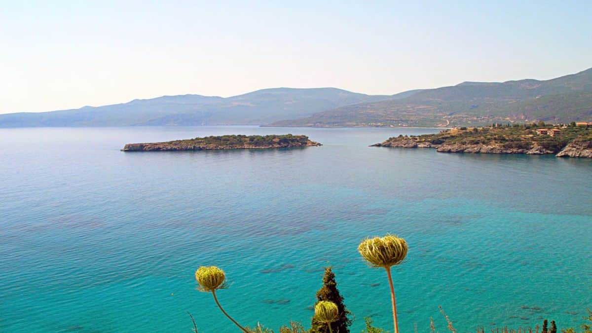 Το ελληνικό νησί με τα μυστηριώδη μηνύματα στα βράχια του