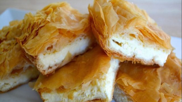 Μακεδονίτικη σφολιατένια τυρόπιτα με γιαούρτι και αγελαδινό τυρί έτοιμη σε λίγα λεπτά