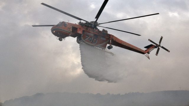 Φωτιά στη Ναυπακτία –  Ενισχύονται διαρκώς οι δυνάμεις της Πυροσβεστικής