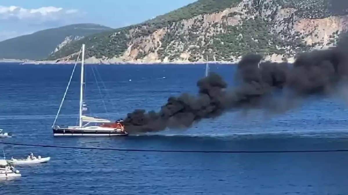 Φωτιά σε ιστιοφόρο σκάφος στο Φισκάρδο της Κεφαλονιάς