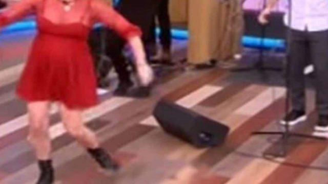 Έγκυος σηκώνεται να χορέψει βαρύ ζεϊμπέκικο στην ελληνική τηλεόραση! Λίγο μετά πάγωσαν όλοι