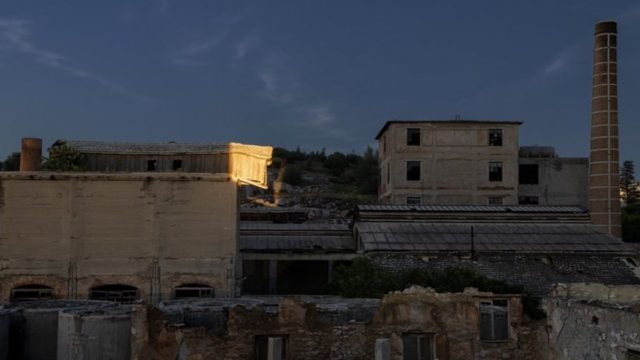 «Στάχυα πέφτουν σε τσιμεντένια δάπεδα»: Η μεγάλη εγκατάσταση του Κωστή Βελώνη στην Ελευσίνα