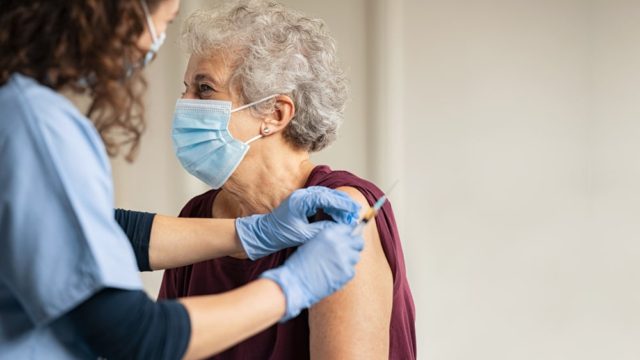 Επικαιροποιημένα εμβόλια: Ξεκινούν σήμερα (14/09) ο εμβολιασμός – Σε ποιους συστήνεται;