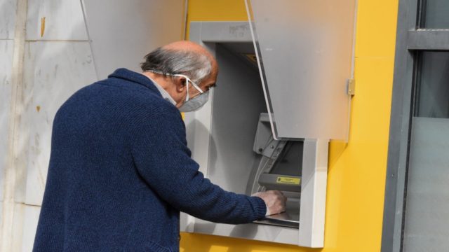 Επίδομα 1.100 ευρώ άμεσα στα ΑΤΜ – Ξεκίνησαν οι αιτήσεις