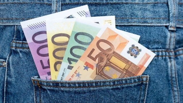 Επίδομα «μισθός» 550 ευρώ κάθε μήνα στα ΑΤΜ – Ανοίγουν οι αιτήσεις