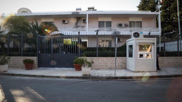 Τρόμος στην Αθήνα: Επίθεση με μολότοφ στην πρεσβεία του Ιράν στο Ψυχικό – Ξεχειλίζει η οργή (video)