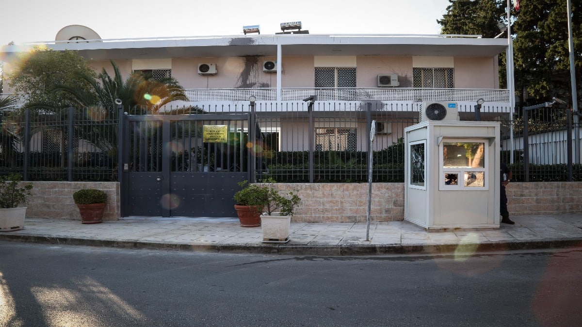 Τρόμος στην Αθήνα: Επίθεση με μολότοφ στην πρεσβεία του Ιράν στο Ψυχικό – Ξεχειλίζει η οργή (video)
