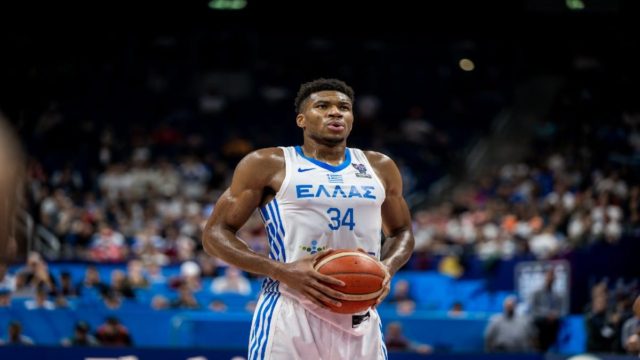 Eurobasket 2022: «Καθάρισε» στο τέλος με ηγέτη Αντετοκούνμπο και ελληνική ψυχή η Εθνική – Πέταξε εκτός τους Τσέχους (video)