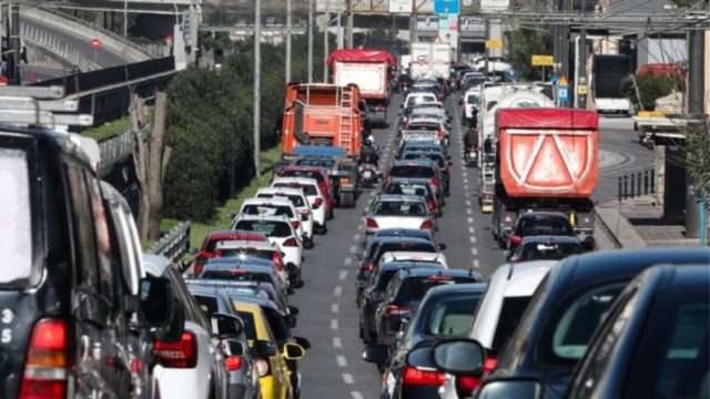 Πυρετώδης κίνηση: «Στενάζουν» οι δρόμοι της Αθήνας – Προβλήματα και στην Αττική οδό