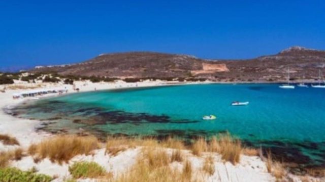 Το μικρό ελληνικό πειρατικό νησί με τις εξωτικές παραλίες και την αρχαιότερη «βυθισμένη» πόλη! (Video)