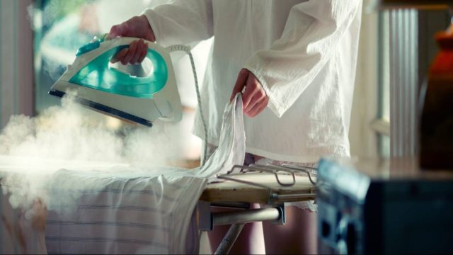Ελάχιστοι γνωρίζουν αυτό το κόλπο: Έτσι θα καθαρίσετε το σίδερο ατμού από τα άλατα – Σε 3 βήματα