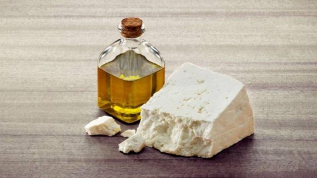 Άφησε τη φέτα μισή ώρα έξω από το ψυγείο κι έριξε από πάνω ελαιόλαδο – Ο λόγος; Μοναδικός!