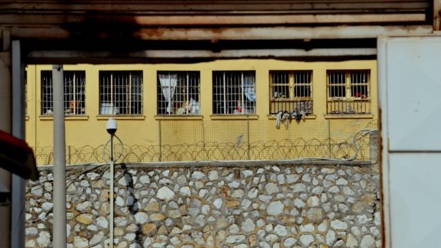 Κρήτη: Προφυλακίστηκε ο 17χρονος που προσπάθησε να πνίξει την αδερφή του – Τον κατήγγειλε η μητέρα τους