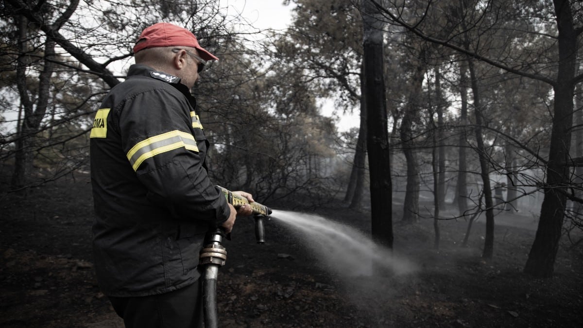 Μεγάλη φωτιά στην Αιγιάλεια – Επιχειρεί τεράστια δύναμη επίγειων και εναέριων μέσων της Πυροσβεστικής