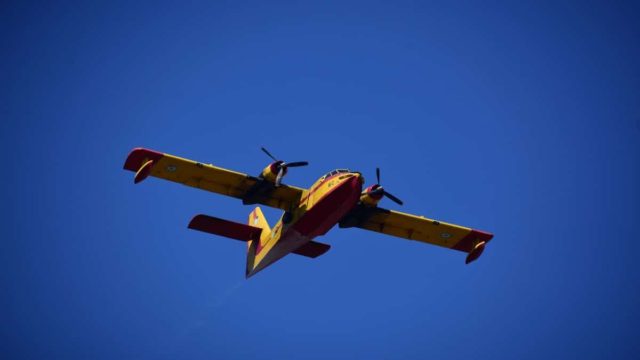 Μεγάλης έκτασης φωτιά στον Μαραθώνα: Επίγειες και εναέριες δυνάμεις της Πυροσβεστικής στη μάχη με τις φλόγες