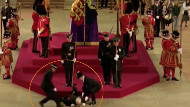 Σοκ: Η στιγμή που καταρρέει ο φρουρός στην αγρυπνία για την βασίλισσα Ελισάβετ